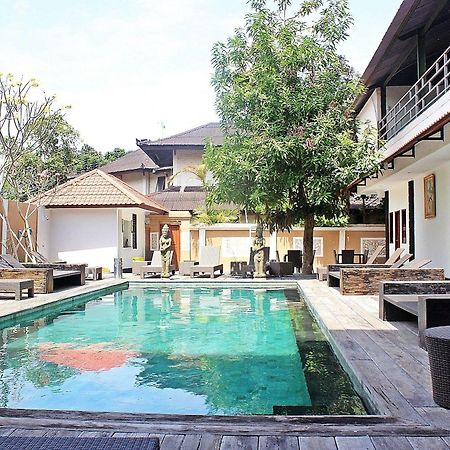Mirah Hostel Legian Buitenkant foto