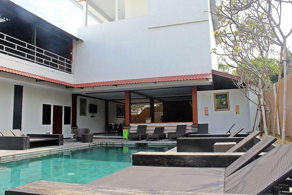 Mirah Hostel Legian Buitenkant foto