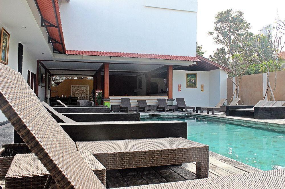 Mirah Hostel Legian Buitenkant foto