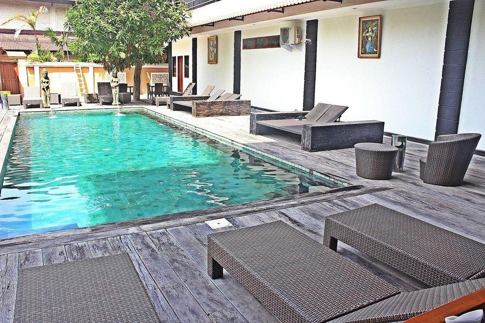 Mirah Hostel Legian Buitenkant foto