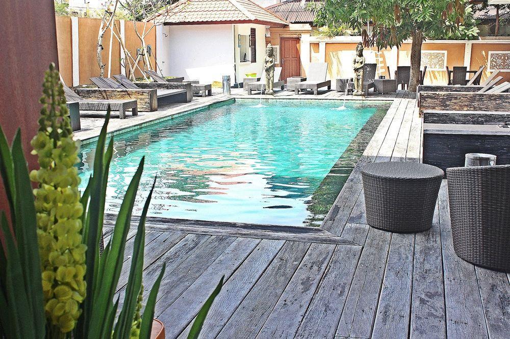 Mirah Hostel Legian Buitenkant foto