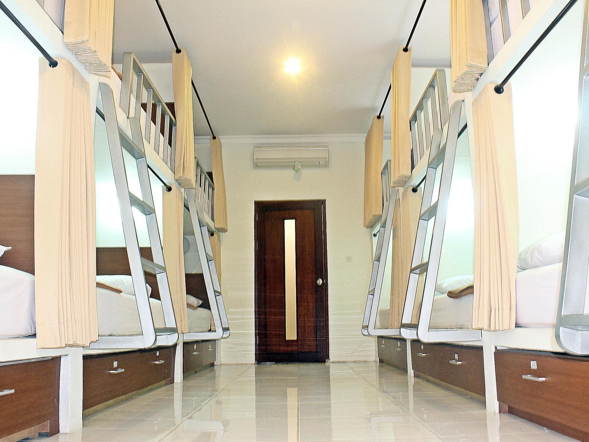 Mirah Hostel Legian Buitenkant foto