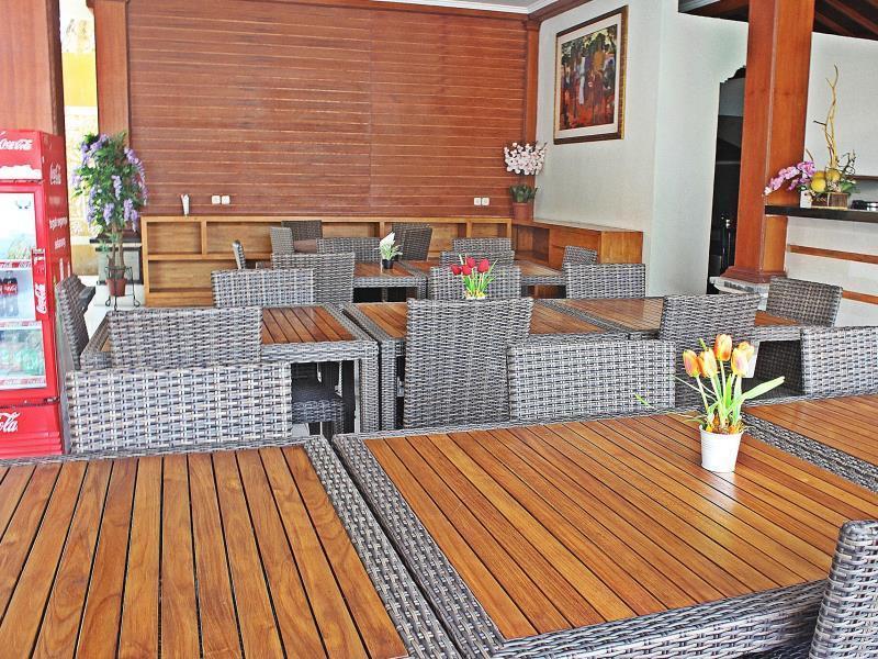 Mirah Hostel Legian Buitenkant foto