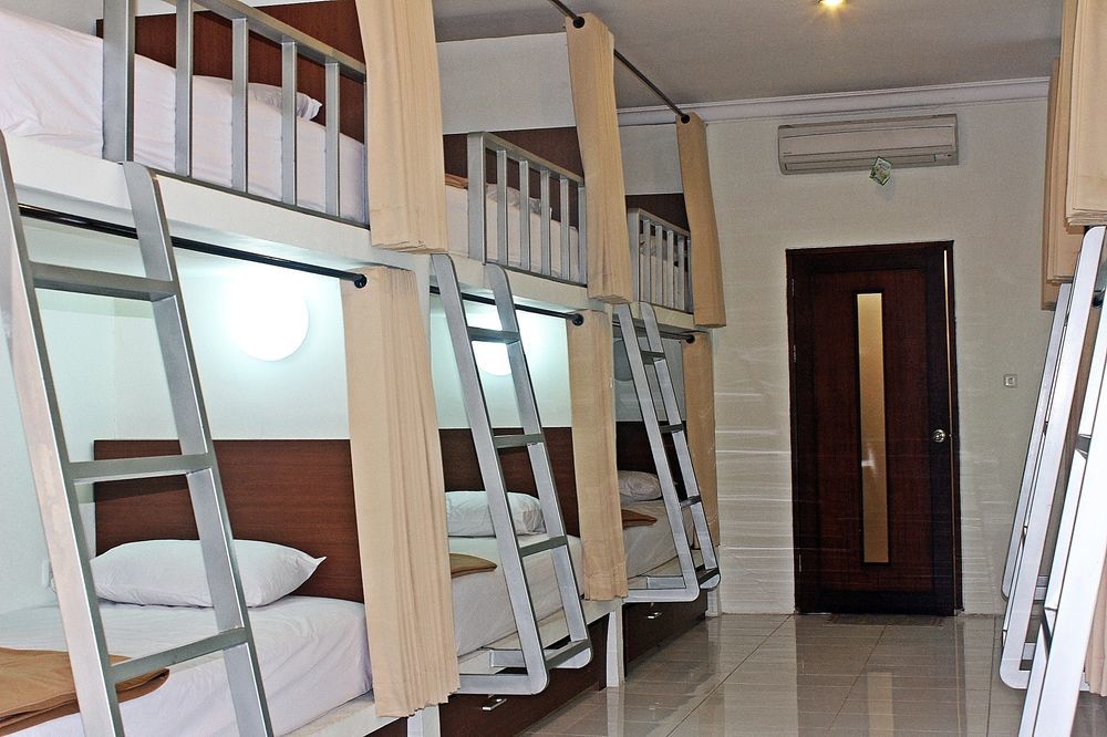 Mirah Hostel Legian Buitenkant foto