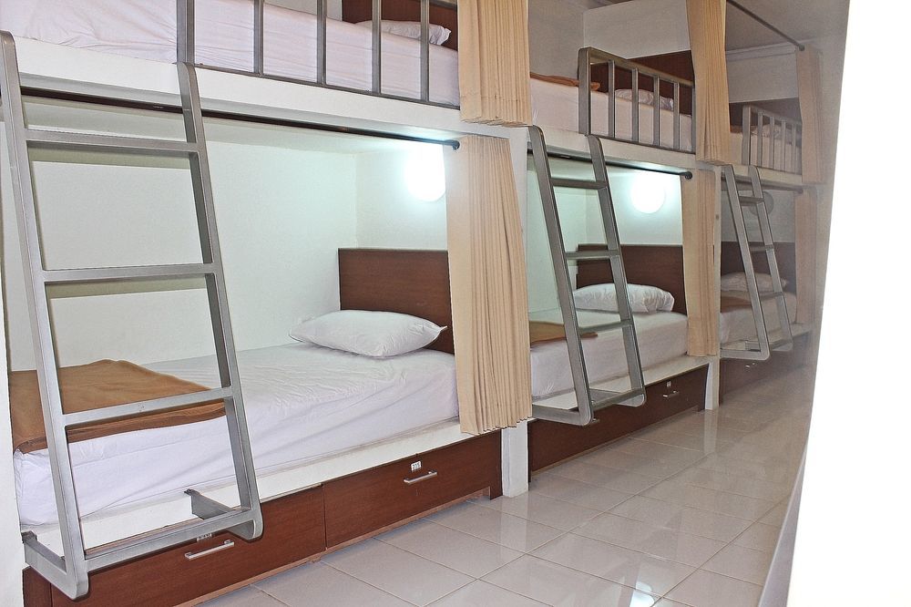 Mirah Hostel Legian Buitenkant foto