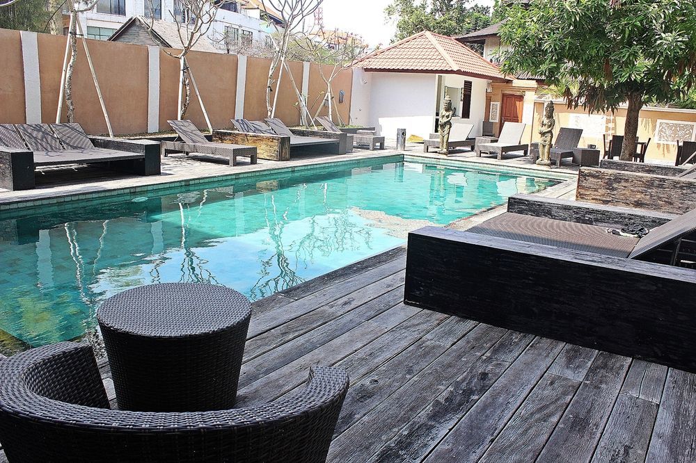 Mirah Hostel Legian Buitenkant foto