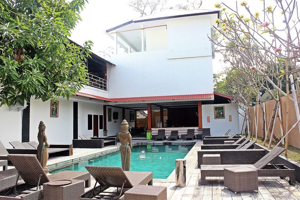 Mirah Hostel Legian Buitenkant foto