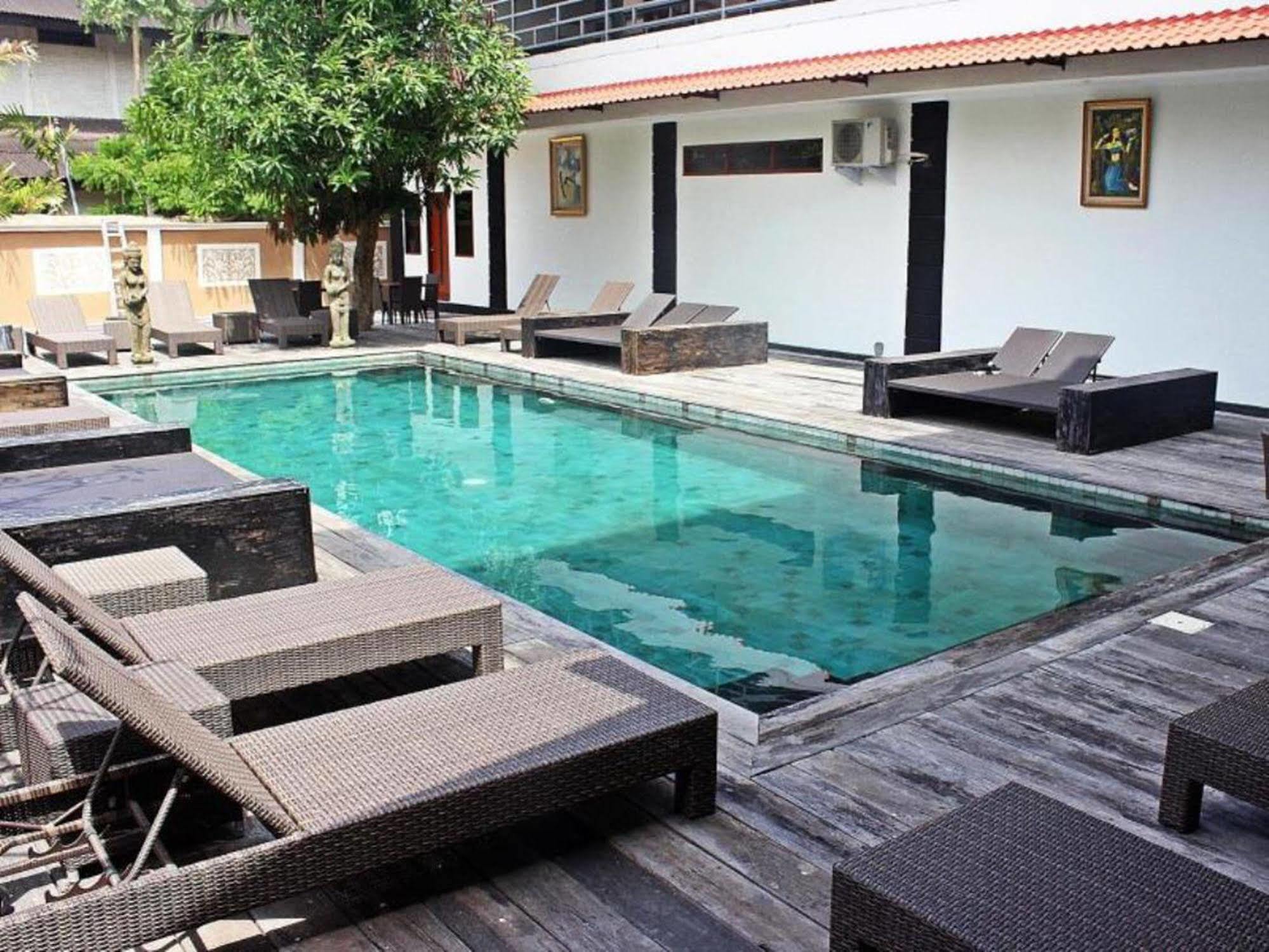 Mirah Hostel Legian Buitenkant foto