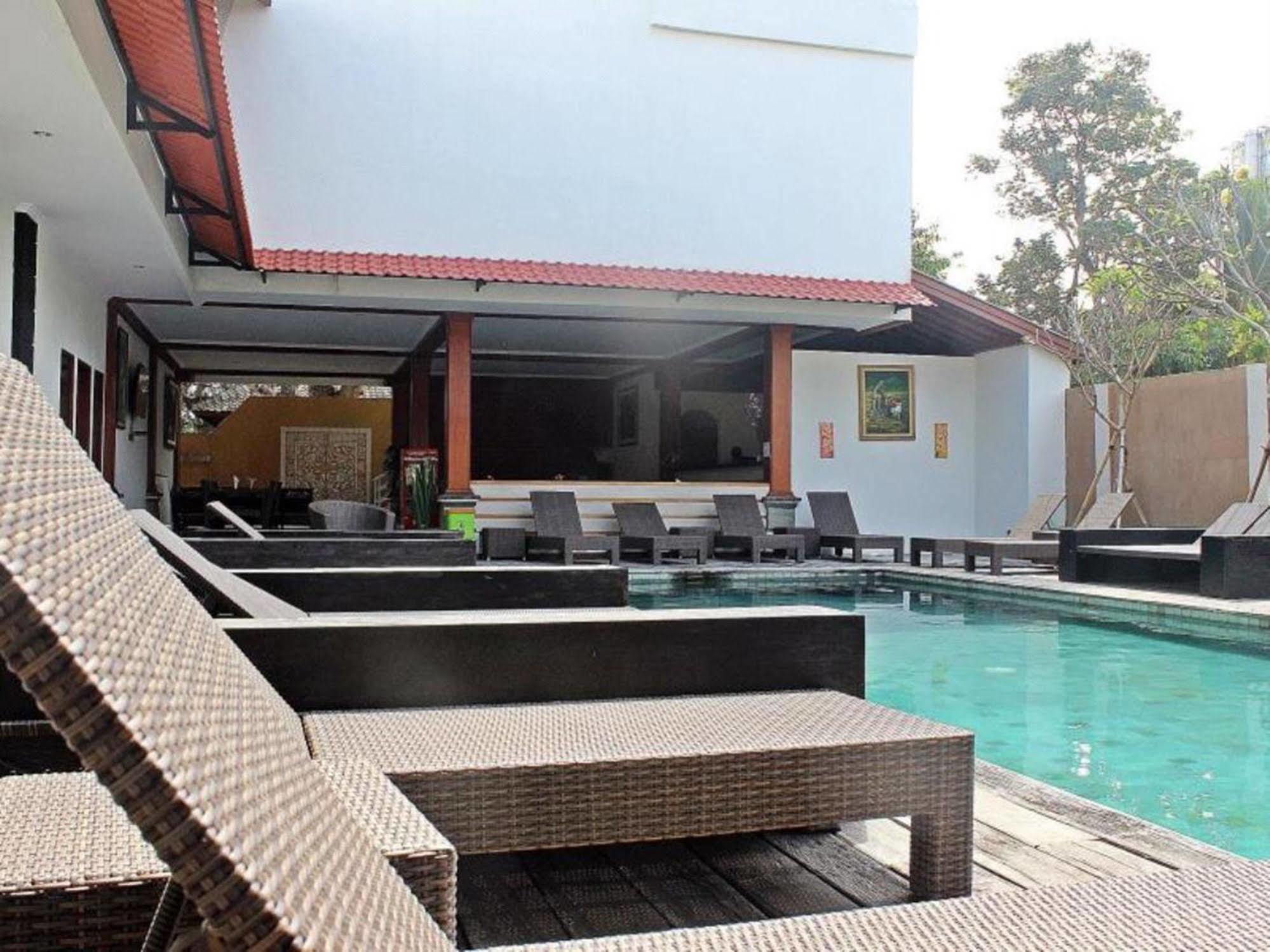 Mirah Hostel Legian Buitenkant foto