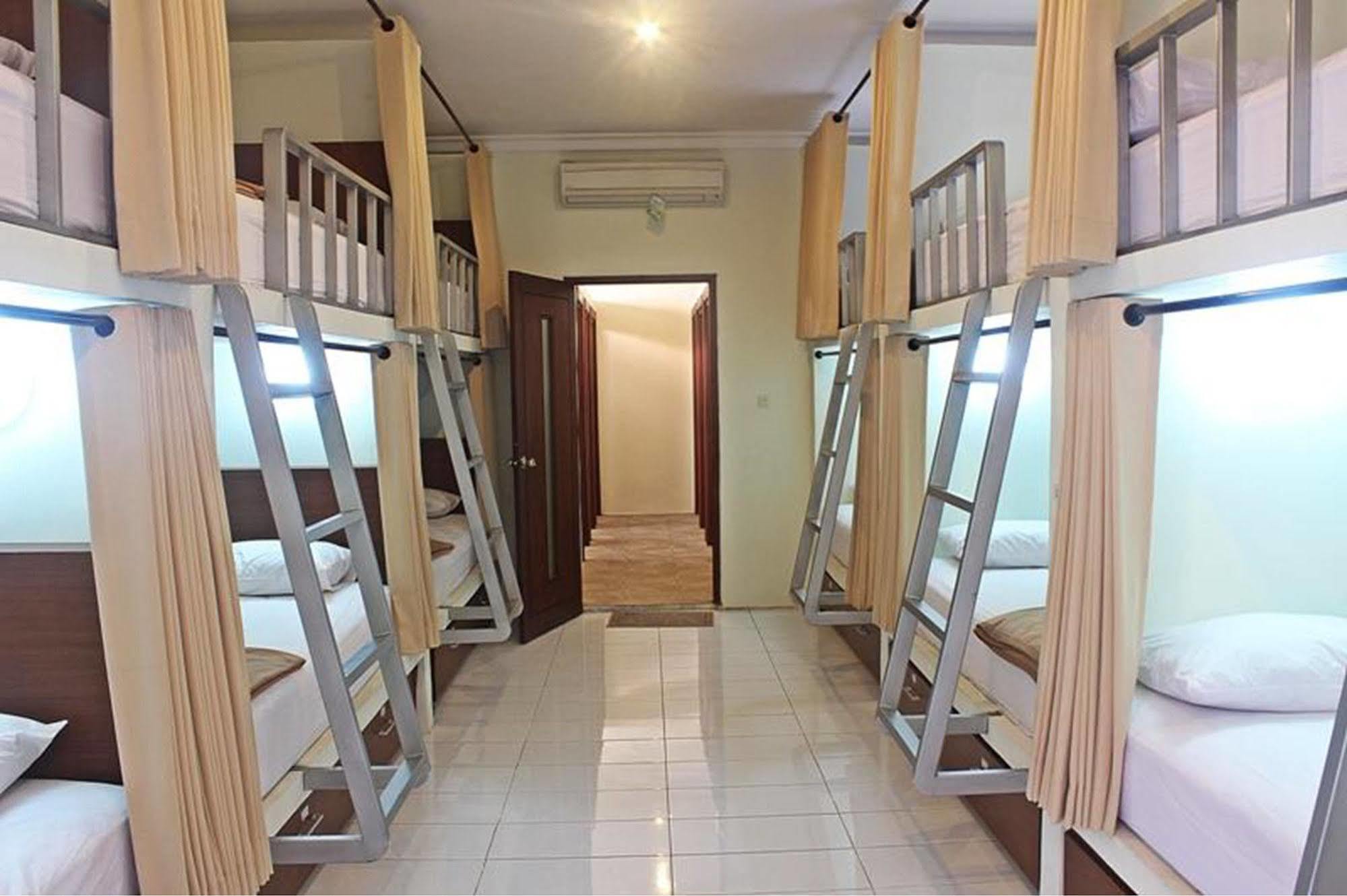 Mirah Hostel Legian Buitenkant foto