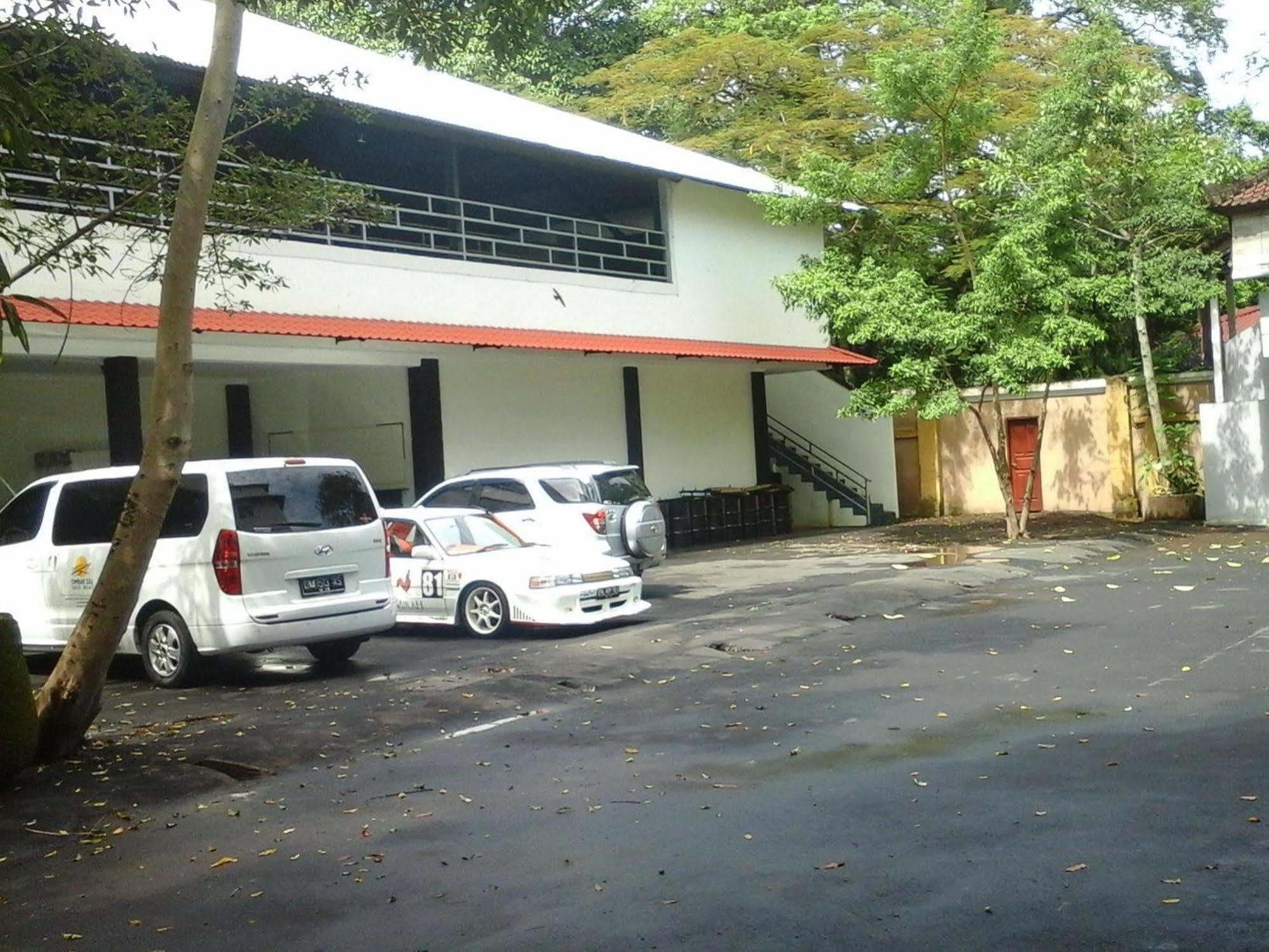 Mirah Hostel Legian Buitenkant foto