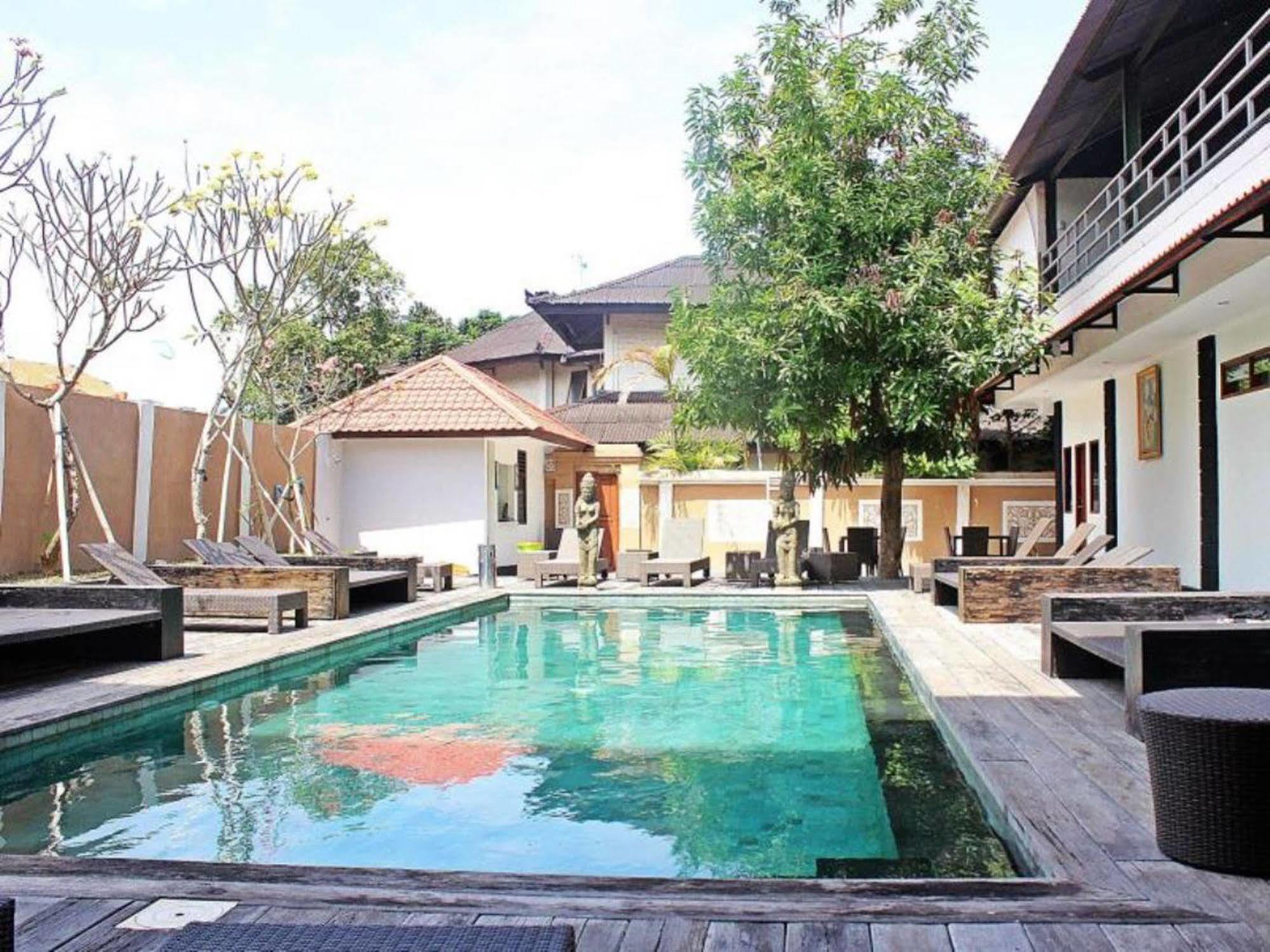 Mirah Hostel Legian Buitenkant foto