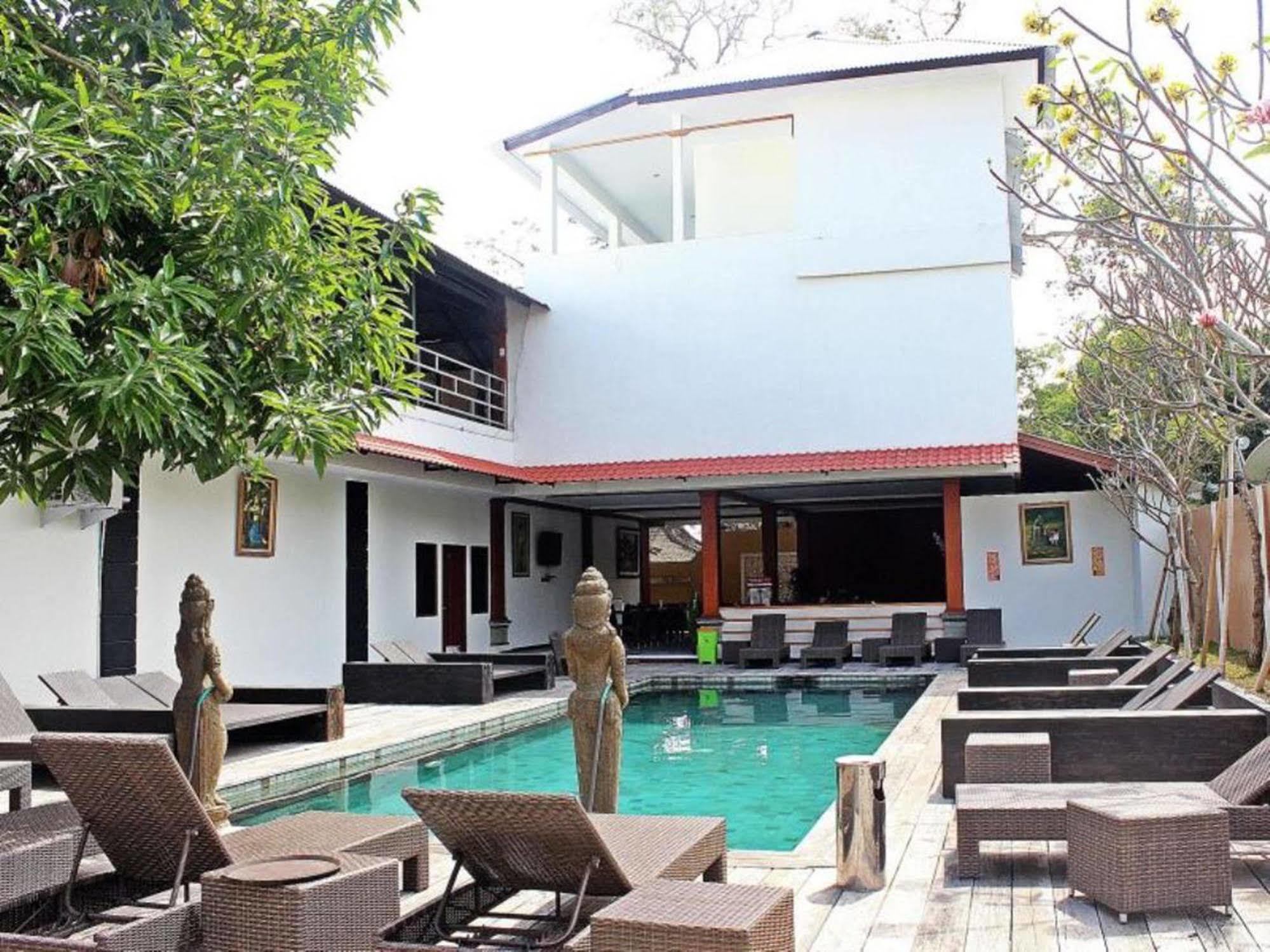 Mirah Hostel Legian Buitenkant foto