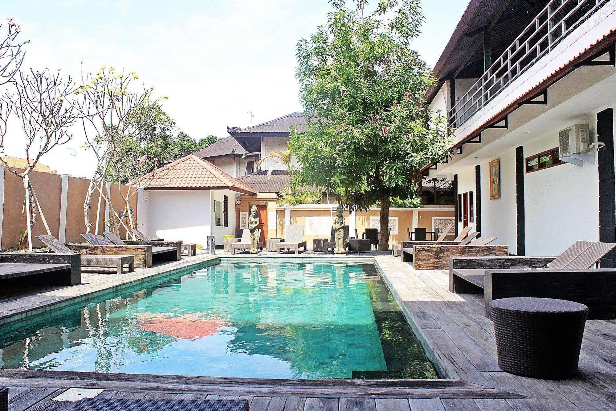 Mirah Hostel Legian Buitenkant foto