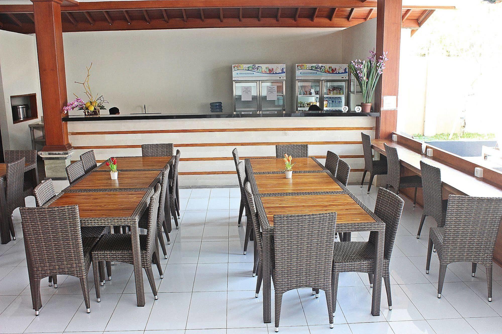 Mirah Hostel Legian Buitenkant foto