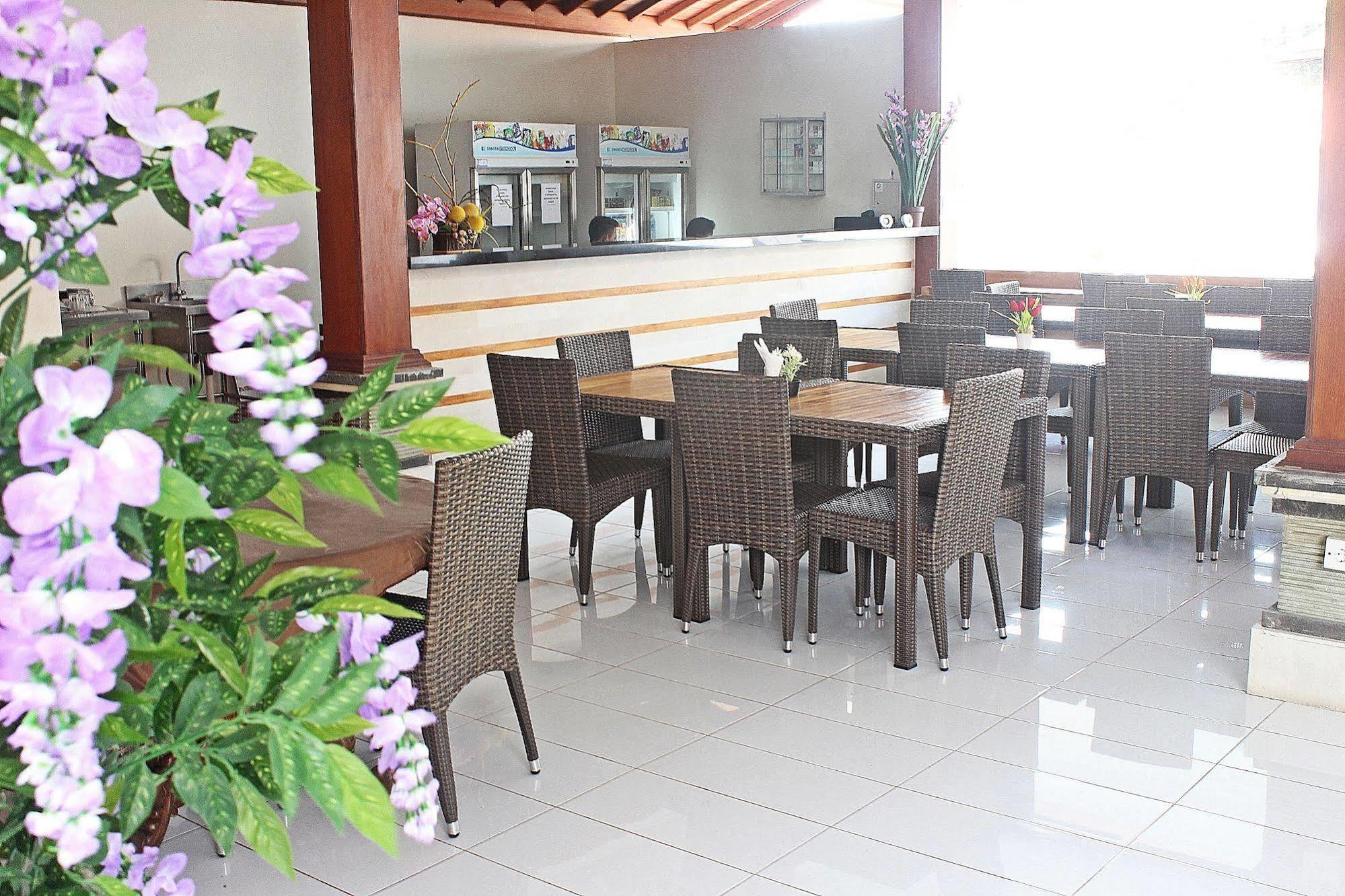 Mirah Hostel Legian Buitenkant foto