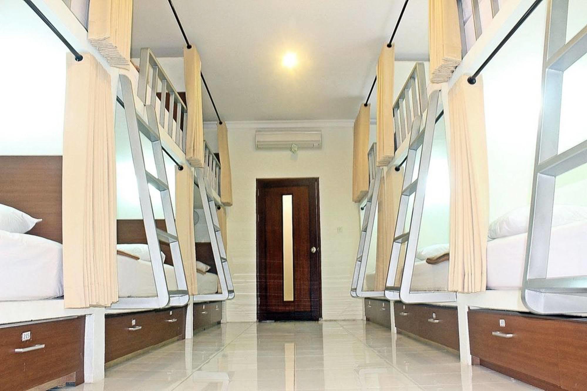 Mirah Hostel Legian Buitenkant foto