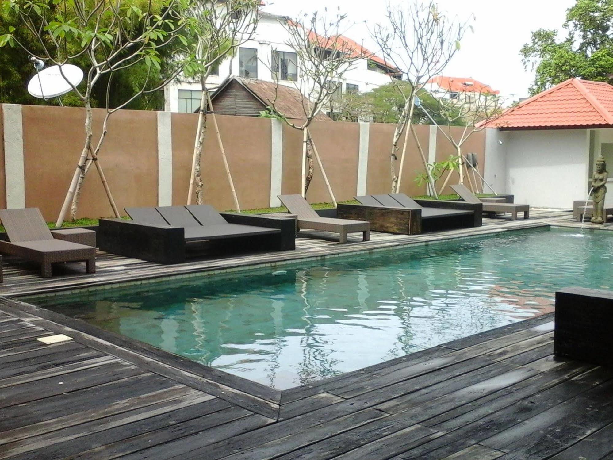 Mirah Hostel Legian Buitenkant foto