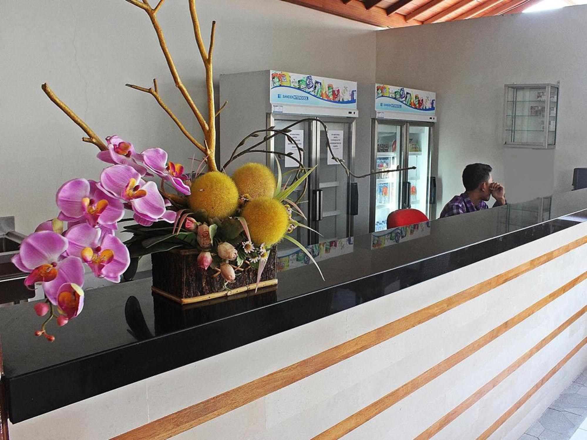 Mirah Hostel Legian Buitenkant foto