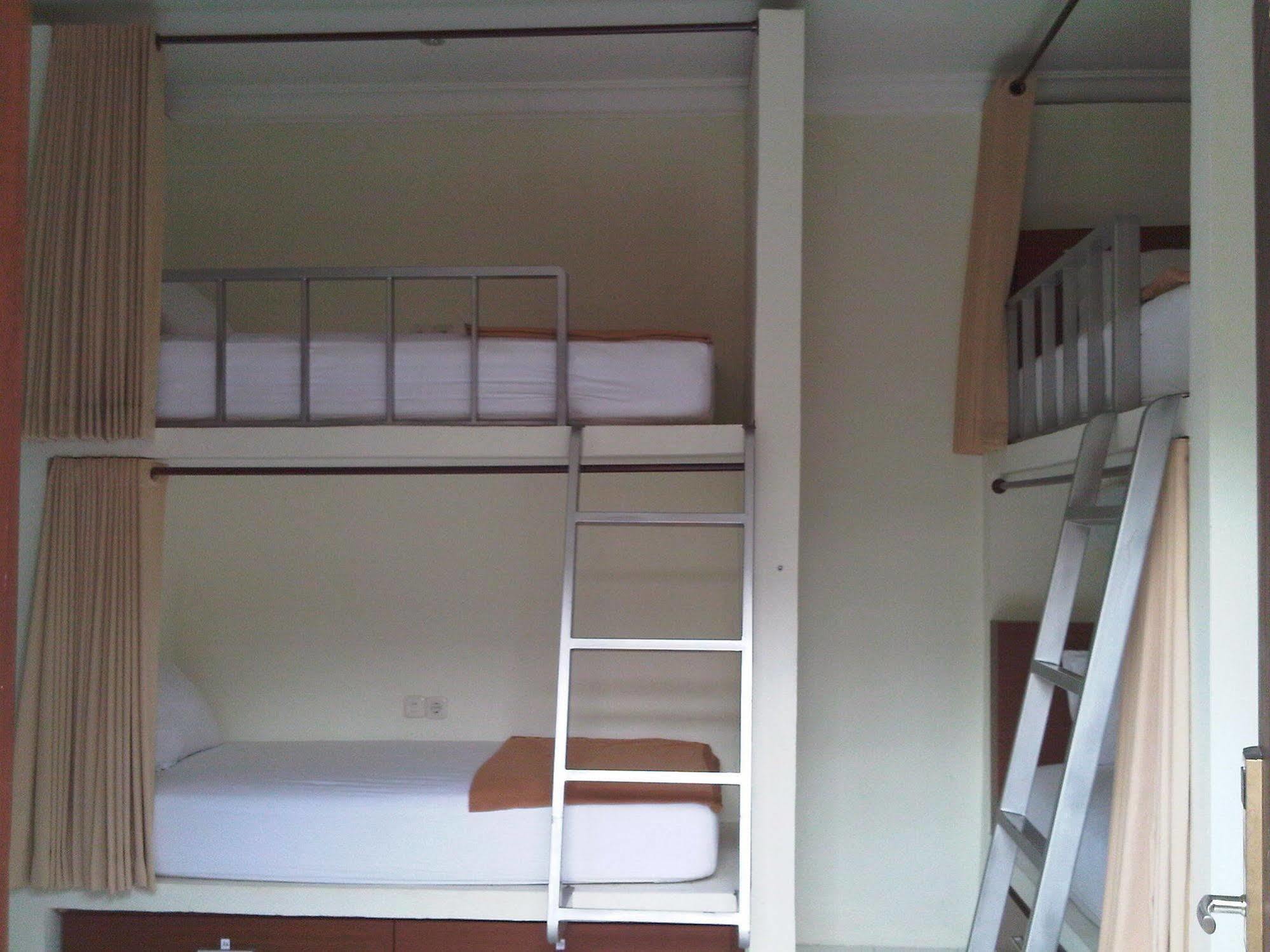 Mirah Hostel Legian Buitenkant foto
