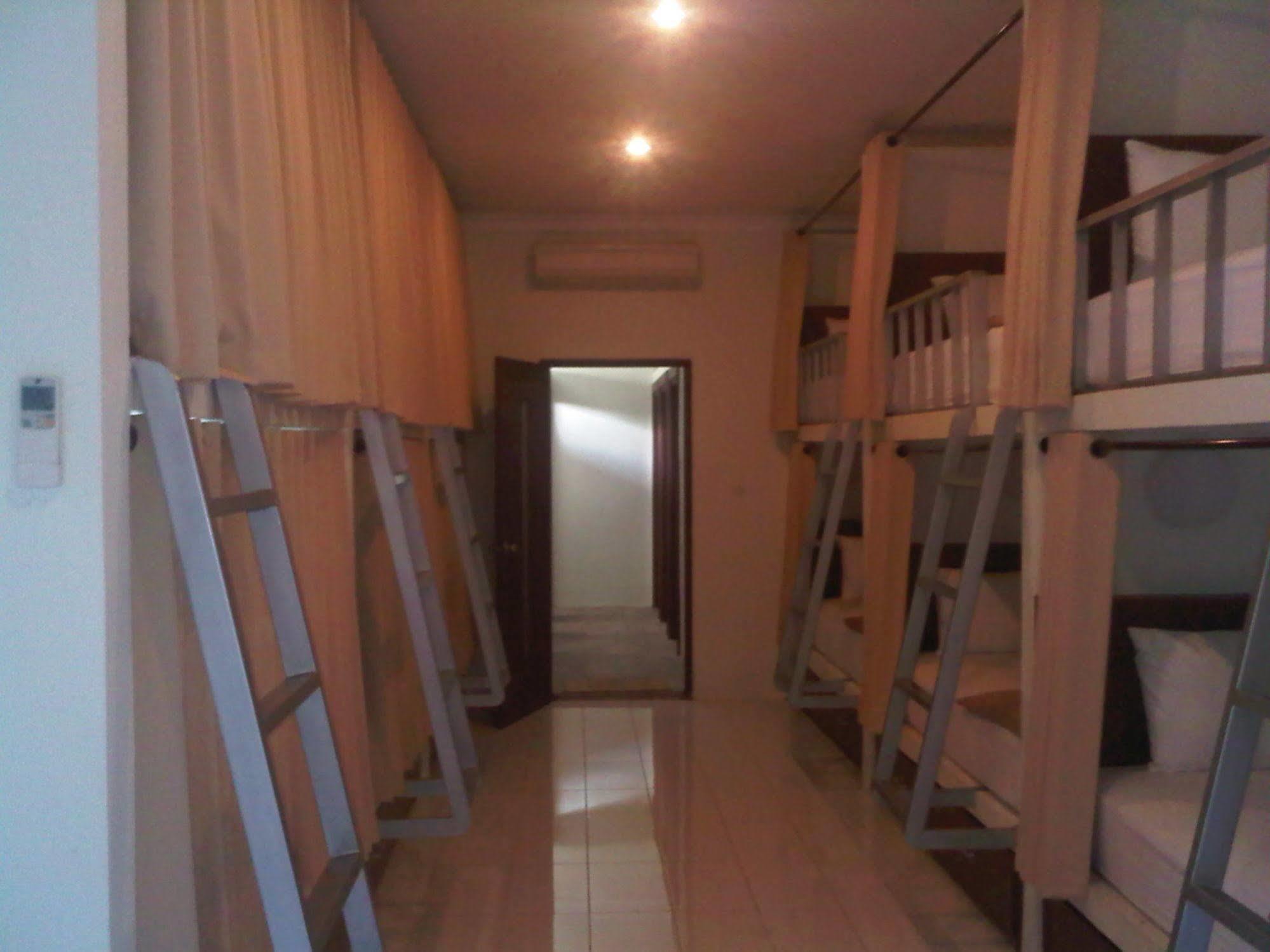 Mirah Hostel Legian Buitenkant foto