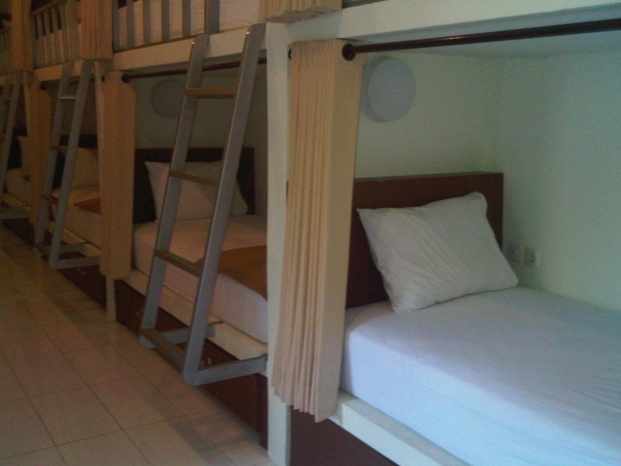 Mirah Hostel Legian Buitenkant foto