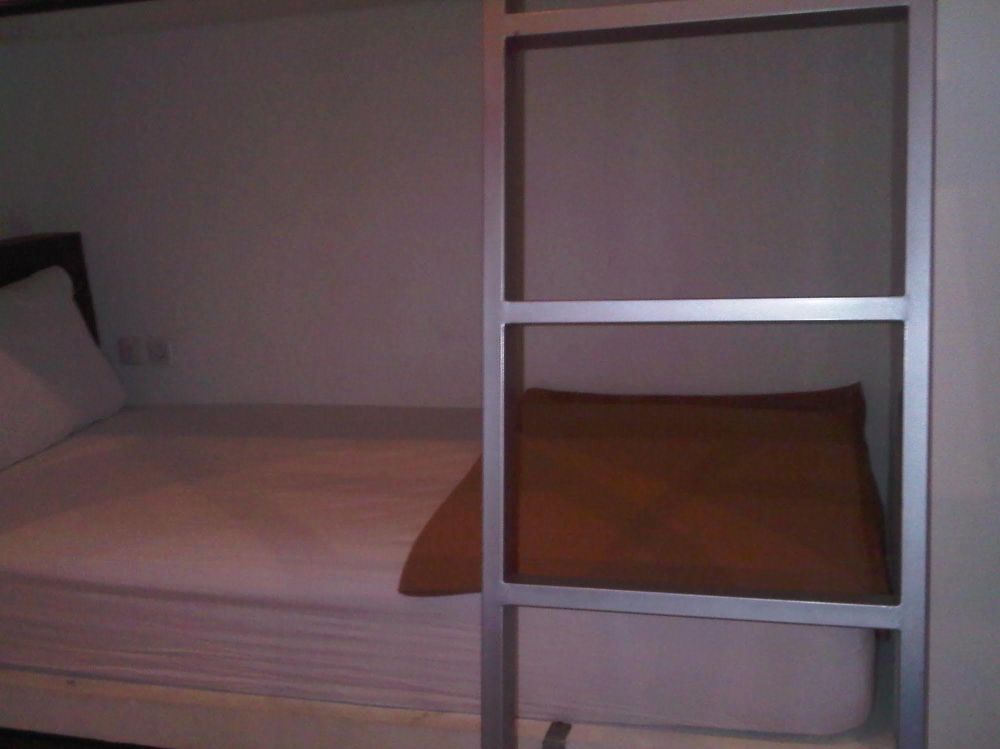 Mirah Hostel Legian Buitenkant foto