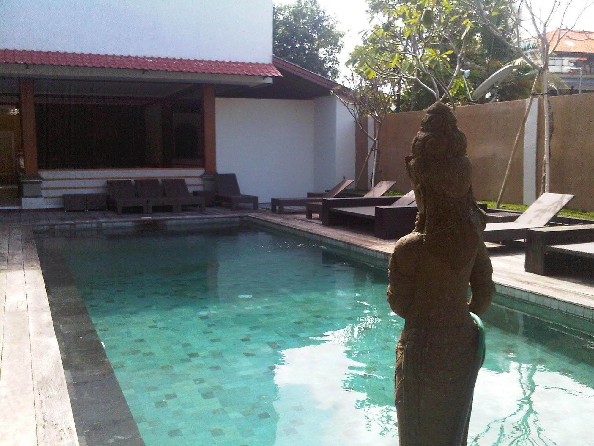 Mirah Hostel Legian Buitenkant foto