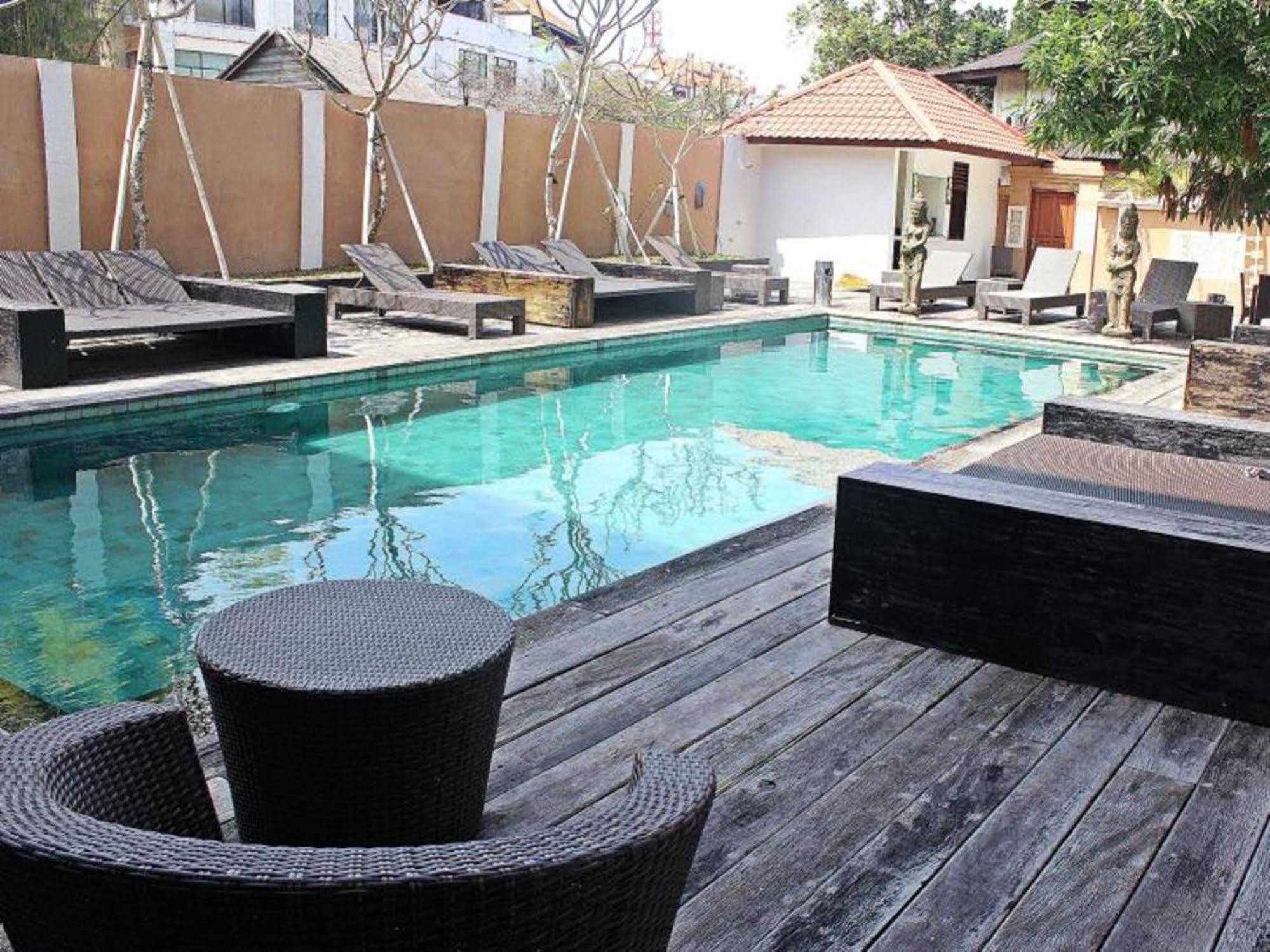 Mirah Hostel Legian Buitenkant foto