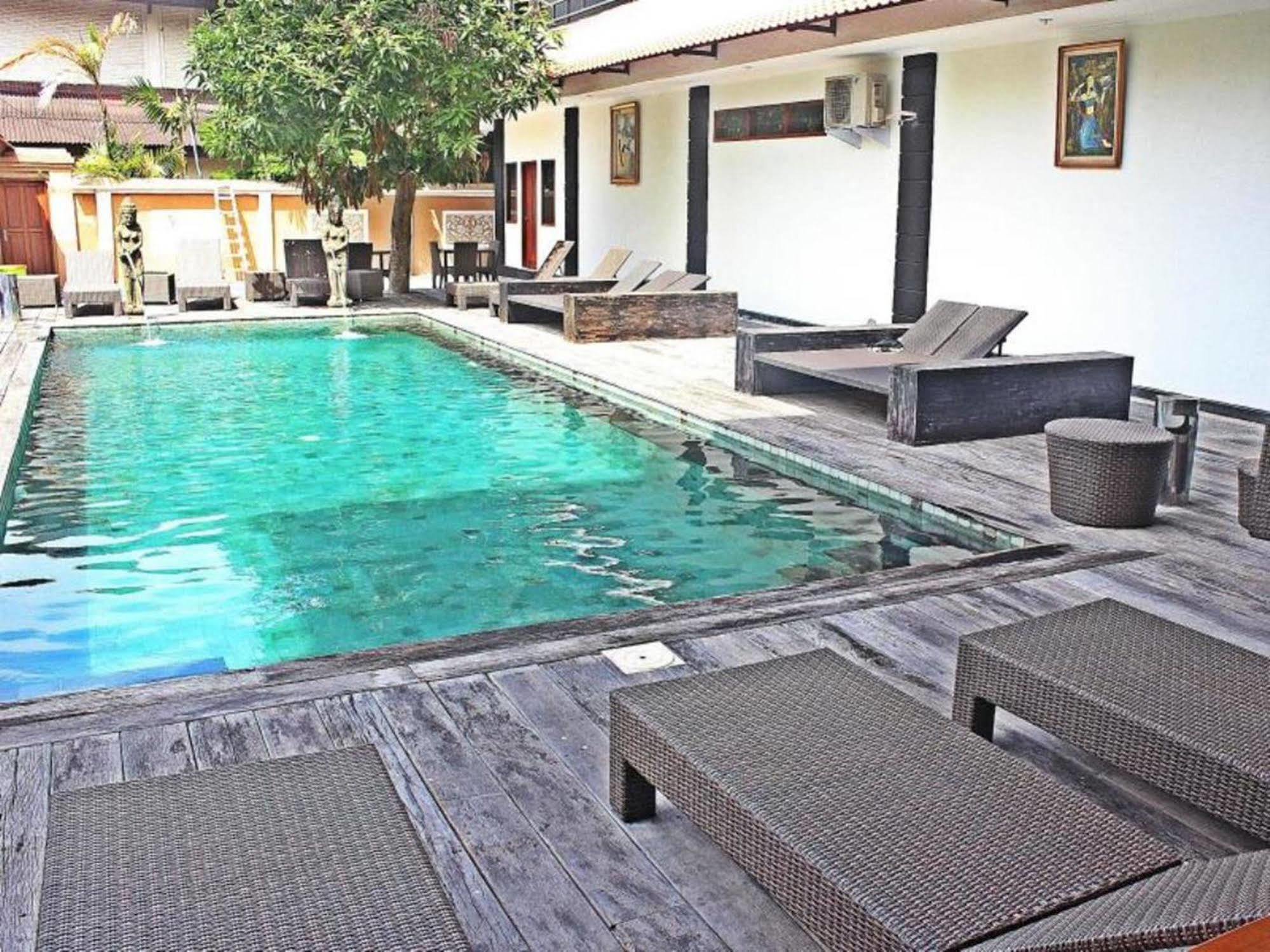 Mirah Hostel Legian Buitenkant foto