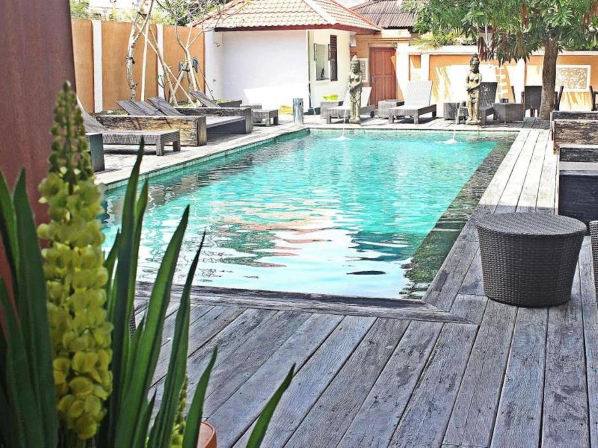 Mirah Hostel Legian Buitenkant foto
