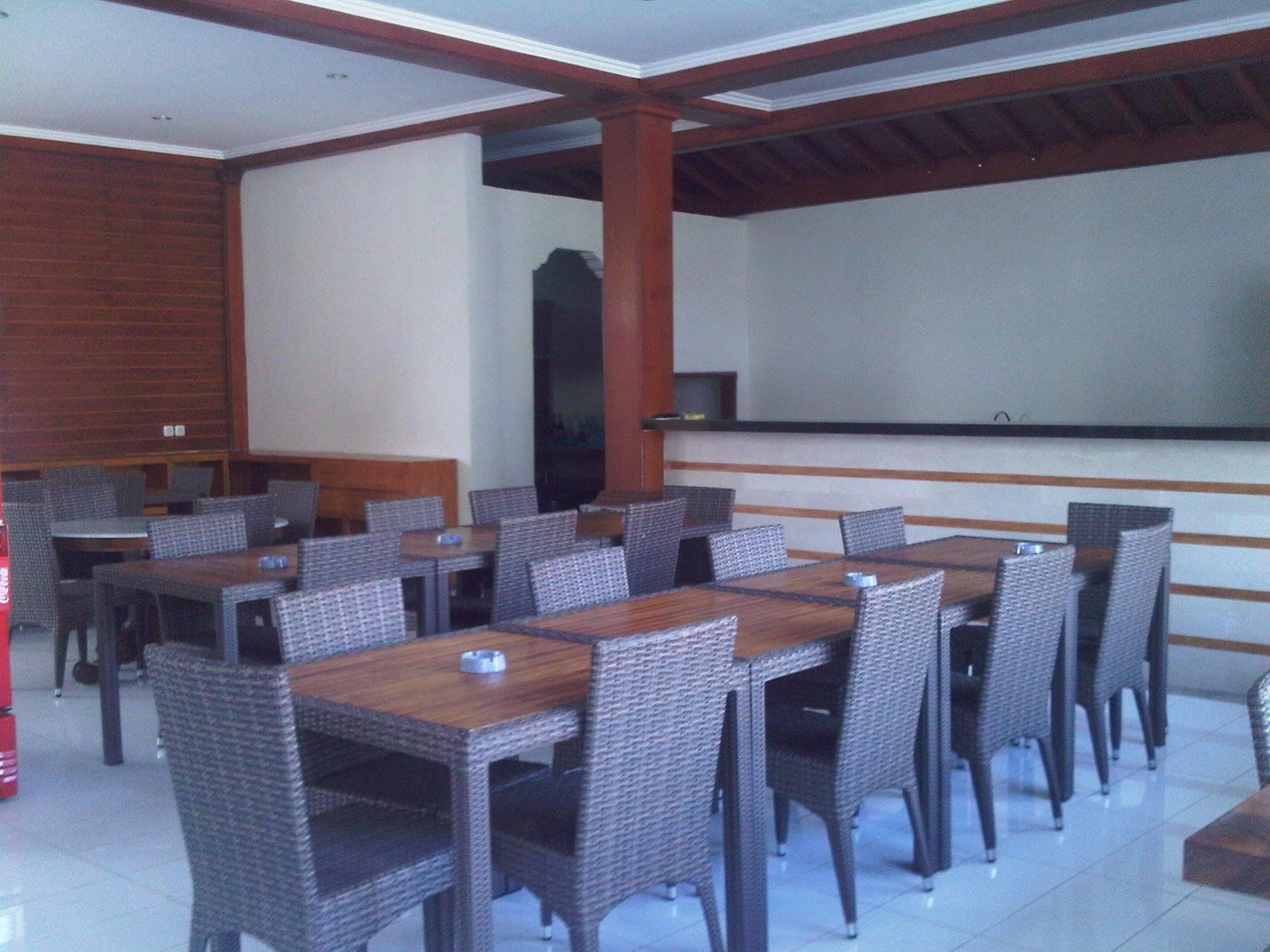 Mirah Hostel Legian Buitenkant foto