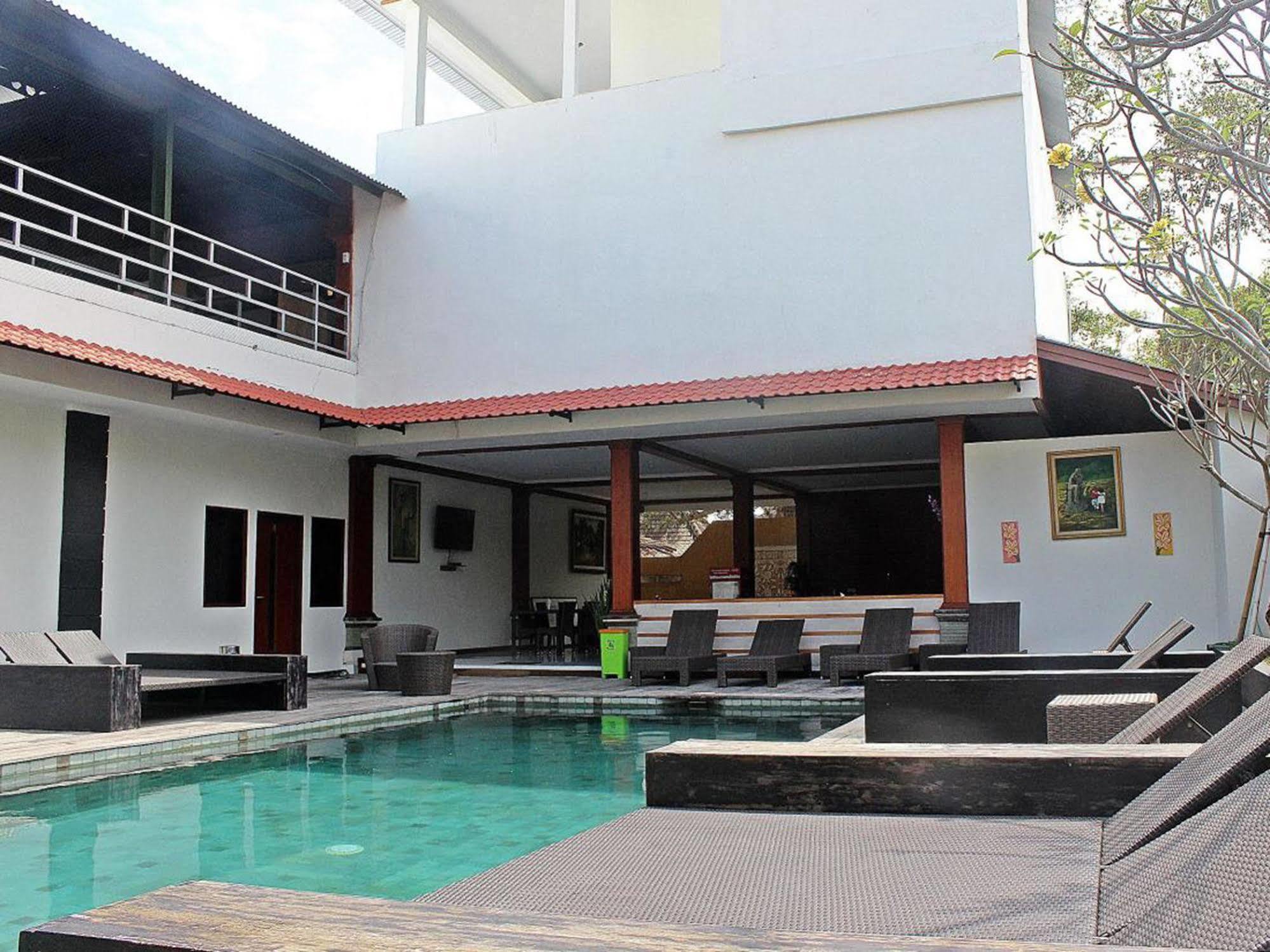 Mirah Hostel Legian Buitenkant foto