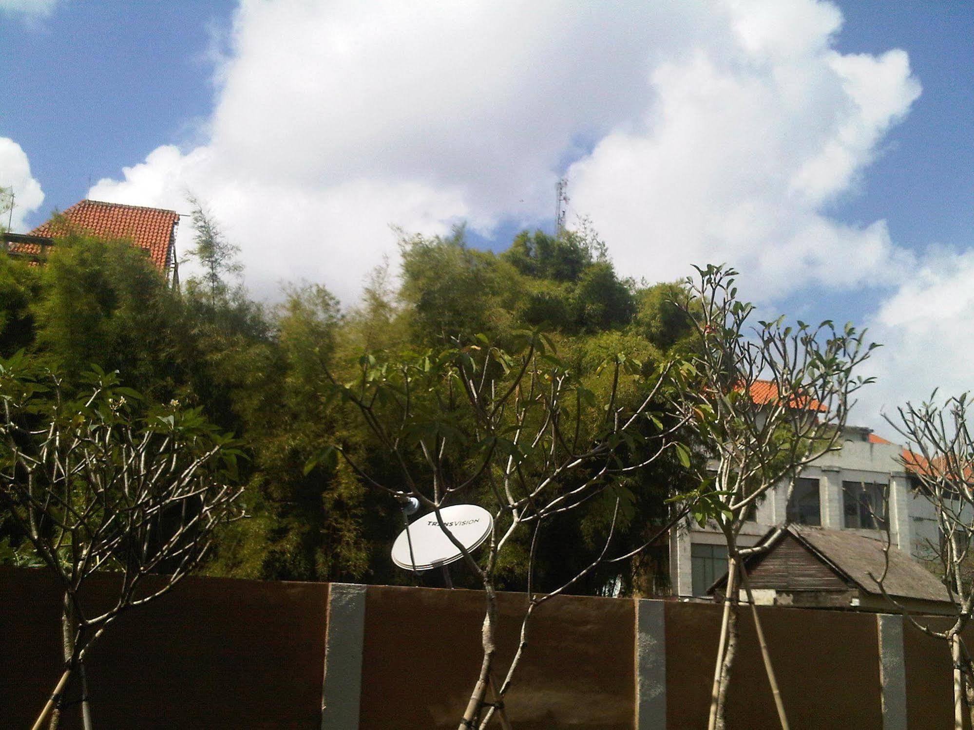Mirah Hostel Legian Buitenkant foto