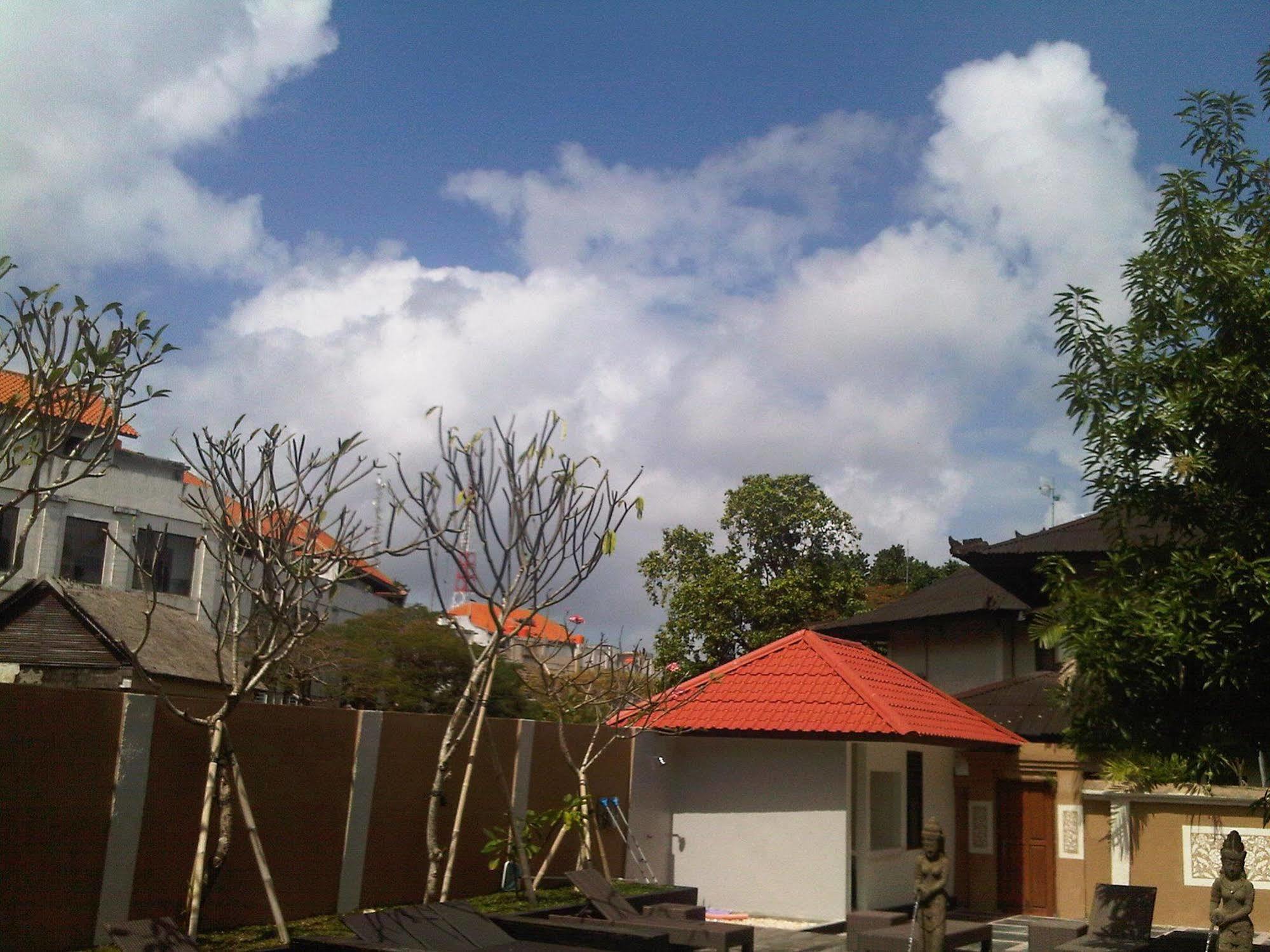 Mirah Hostel Legian Buitenkant foto