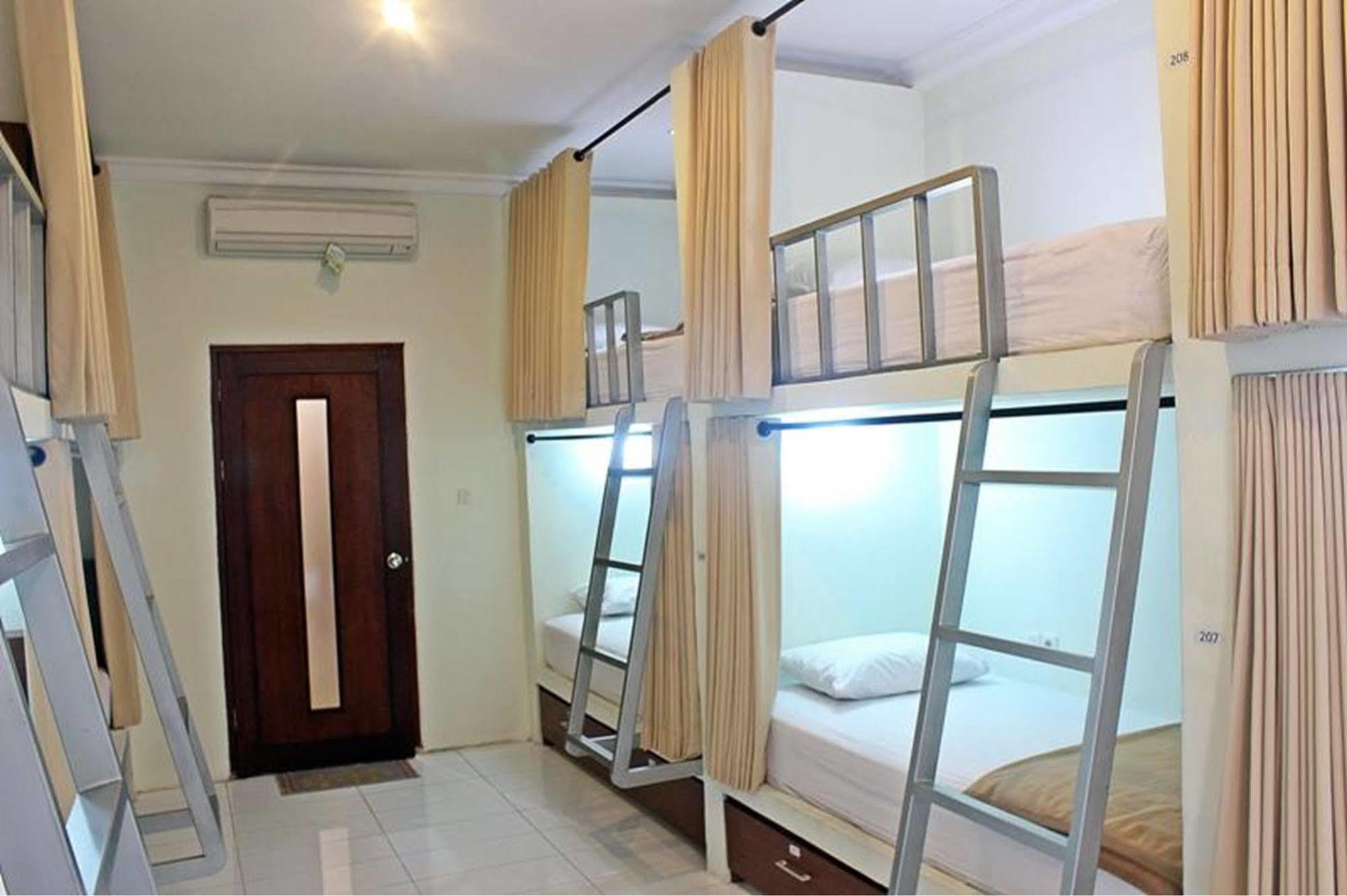 Mirah Hostel Legian Buitenkant foto
