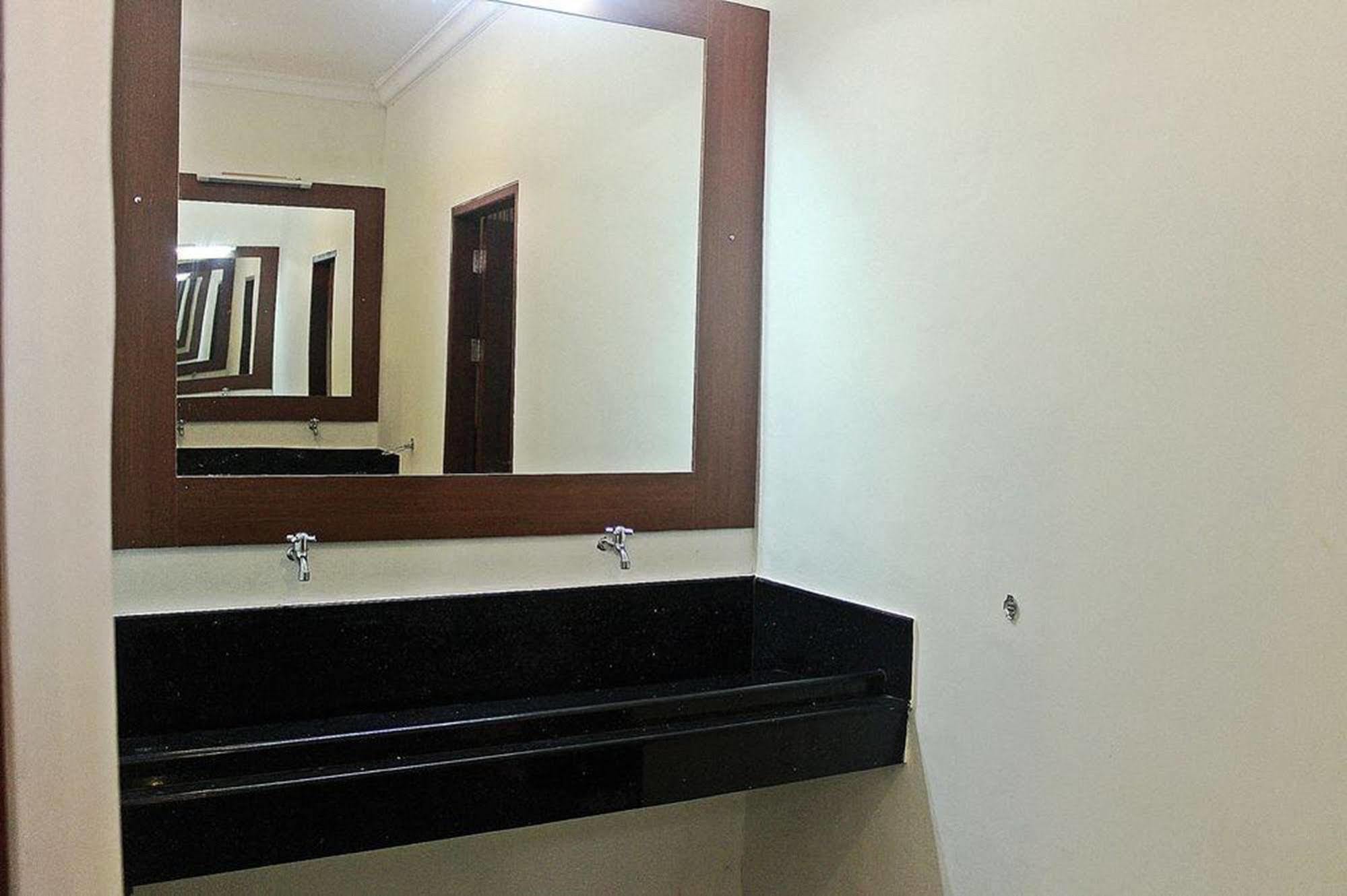 Mirah Hostel Legian Buitenkant foto