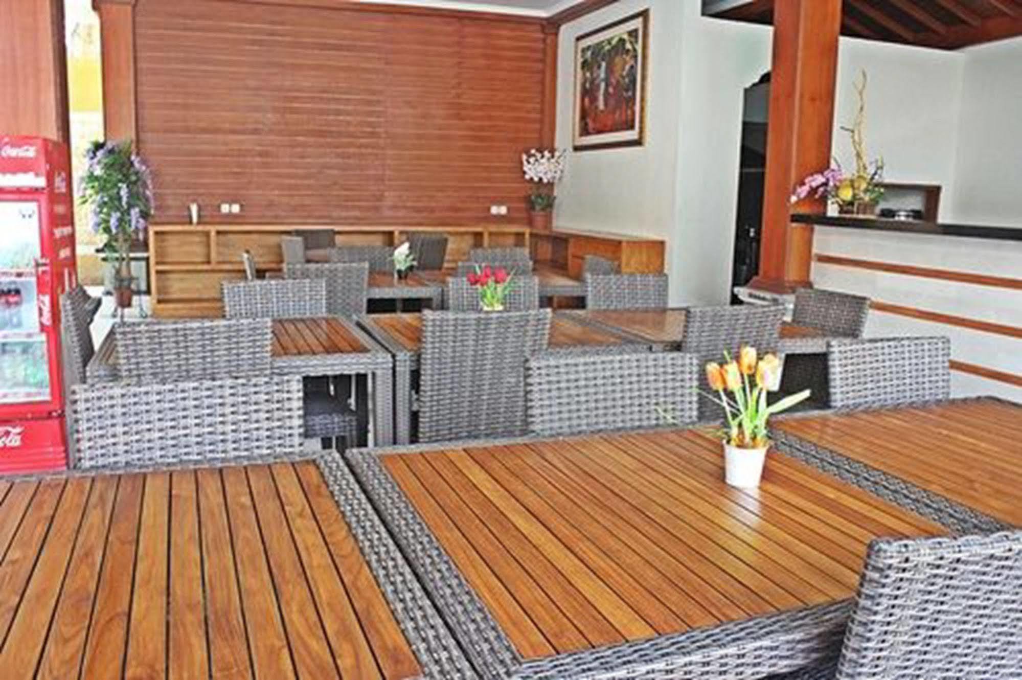 Mirah Hostel Legian Buitenkant foto