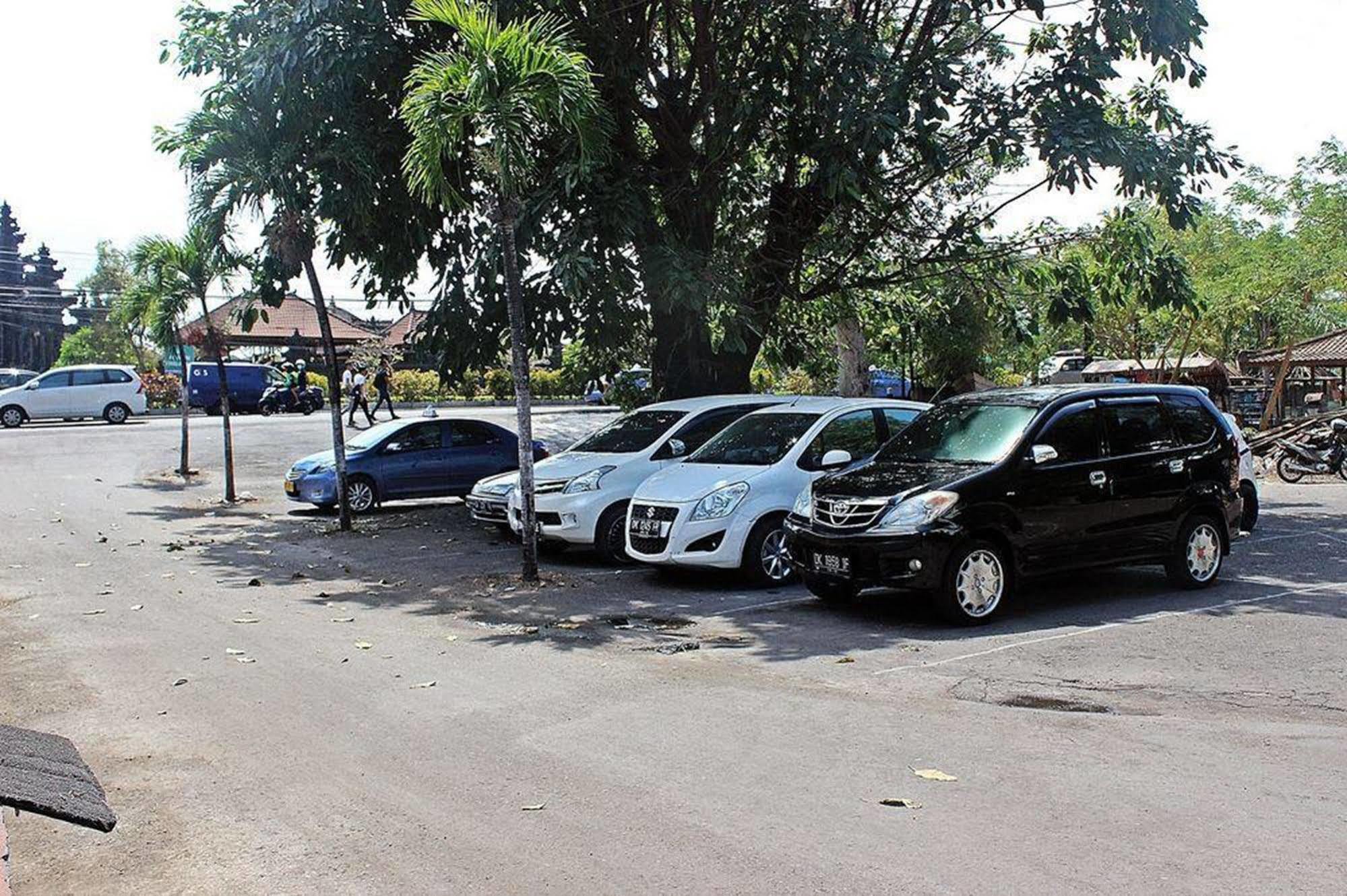 Mirah Hostel Legian Buitenkant foto