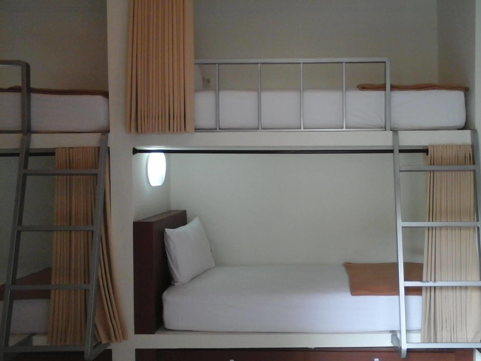 Mirah Hostel Legian Buitenkant foto